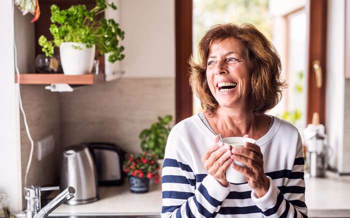 Brennnesseltee gilt als bewährtes Mittel für das Abnehmen in den Wechseljahren, denn er sorgt dafür, dass das Wasser aus dem Körper gespült wird. ( Foto: Adobe Stock - Halfpoint )