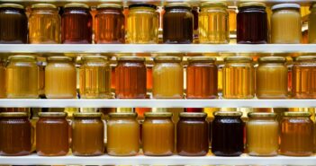 Was ist gesünder, Honig oder Zuckerrübensirup? ( Foto: Adobe Stock-Alessandro Cristiano)